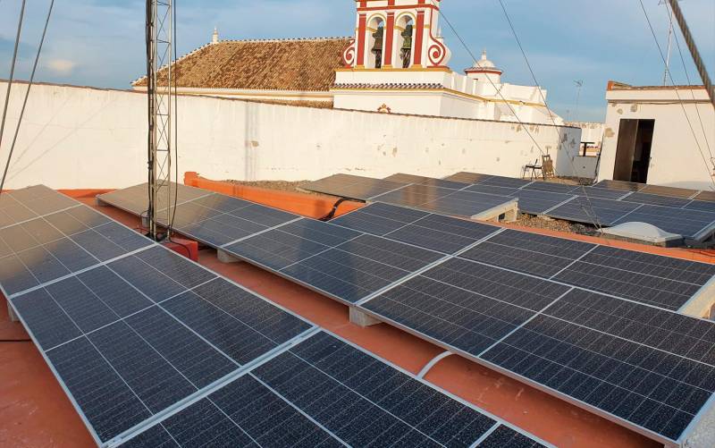 Placas solares instaladas en el edificio del Ayuntamiento de Guillena (Foto: Ayuntamiento de Guillena)