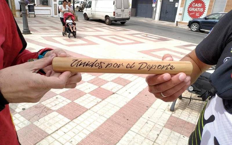 El Testigo solidario que recorre España para luchar contra el cáncer, iniciativa del presidente del club Los Niños del Barrio. El Correo