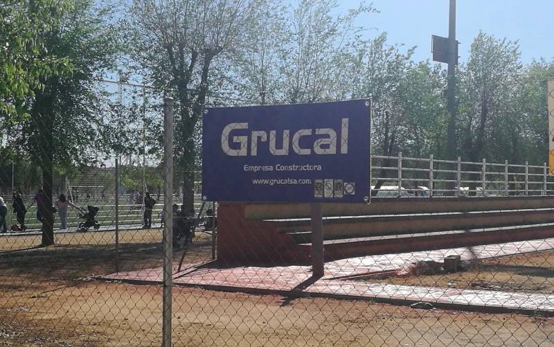 Alertan de la «paralización» de las obras del campo de fútbol de césped artificial de Vega de Triana