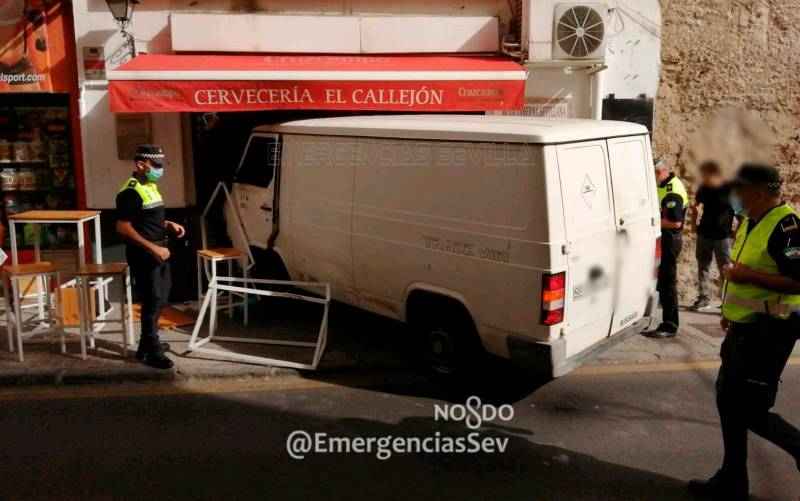 Imagen de la furgoneta empotrada en la cervecería. / Emergencias Sevilla