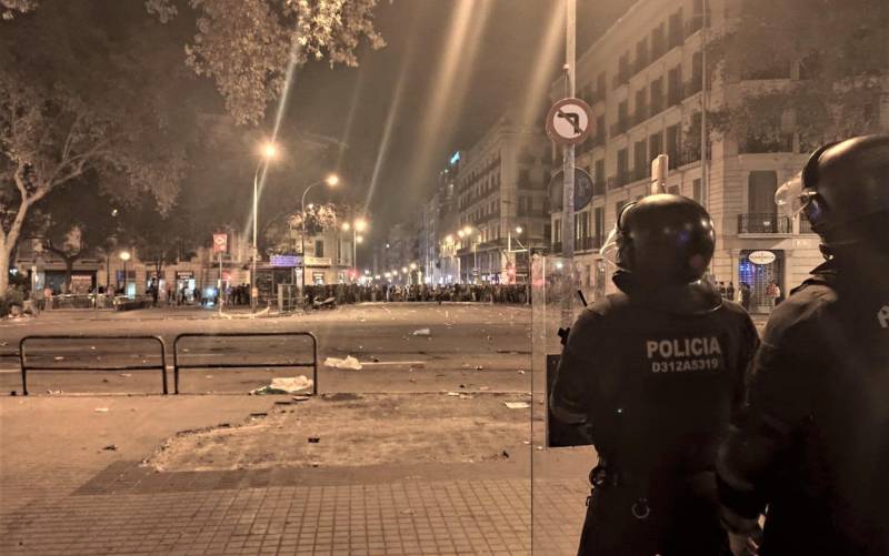 Siguen ingresados tres policías en Barcelona, uno muy grave