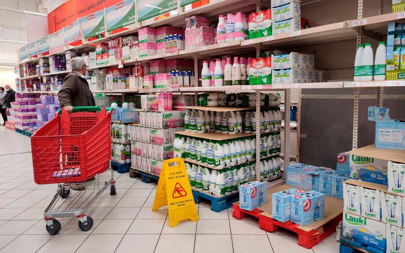 Varias personas compran leche en un supermercado. EFE/Fernando Villar