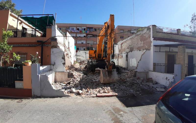 Demolida otra infravivienda en el entorno de Guadaíra Sur