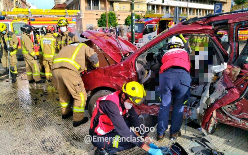 Imagen del vehículo del conductor fallecido. / Emergencias Sevilla