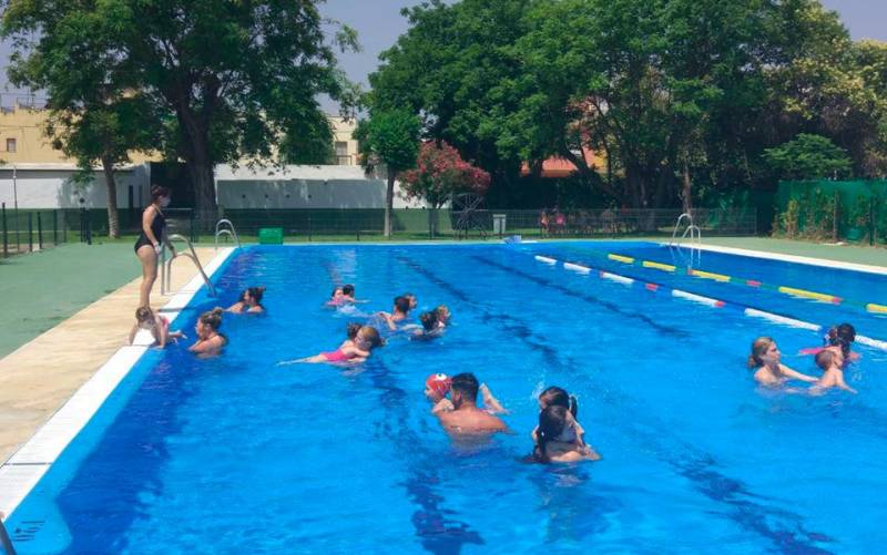 Abierta la inscripción para los cursos de natación en las piscinas de Guillena, Torre de la Reina y Las Pajanosas