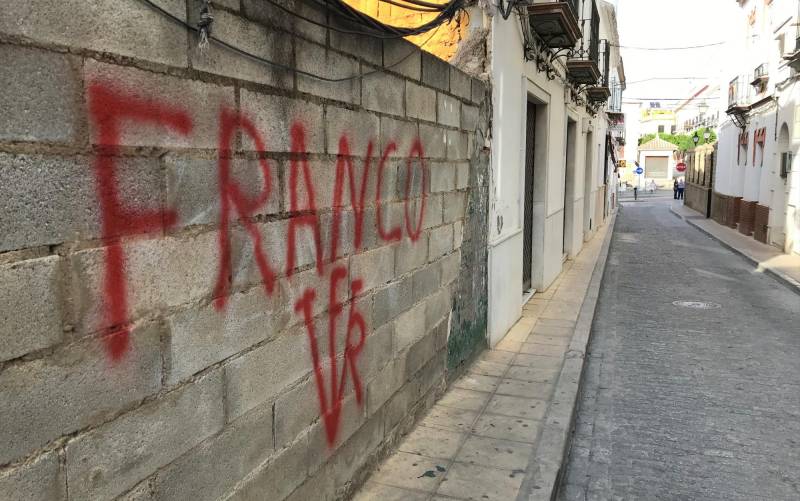 Vox, sobre las pintadas franquistas en Marchena: «Esto pasa cuando jugamos con los muertos»