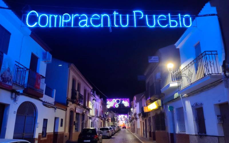 ‘Compra en tu pueblo’ ya ilumina las calles de Benacazón
