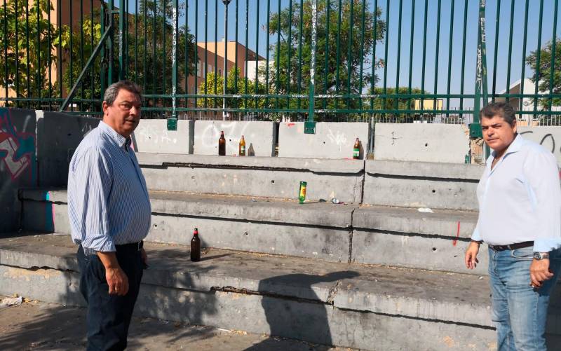 Quejas vecinales por la botellona en una plaza de Sevilla Este