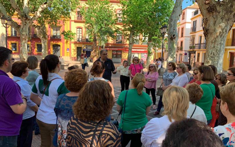 Culmen en ‘Abril, mes de libro’ con una ruta literaria por Sevilla en la que participaron 46 vecinos de Guillena 
