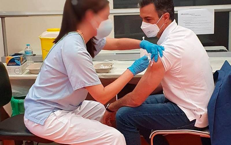 Pedro Sánchez recibe la primera dosis de la vacuna en el Hospital Puerta de Hierro. / TWITTER PEDRO SÁNCHEZ