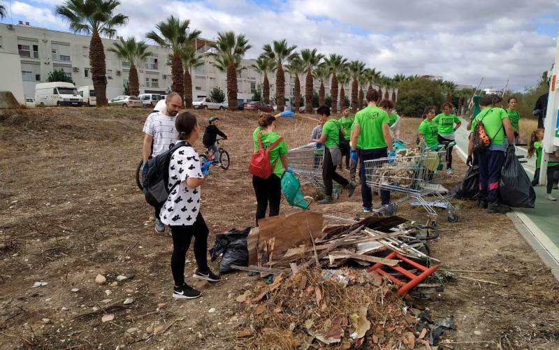 Unas 60 personas voluntarias limpian de basura un tramo de la corta del río
