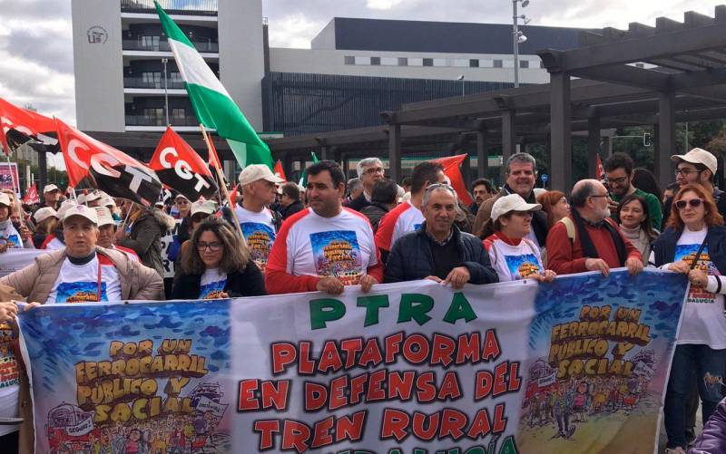 Unas 3.000 personas marchan en Sevilla en defensa del tren rural