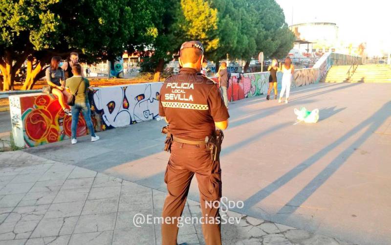 Sevilla cierra el fin de semana con 638 denuncias por botellonas o falta de mascarilla