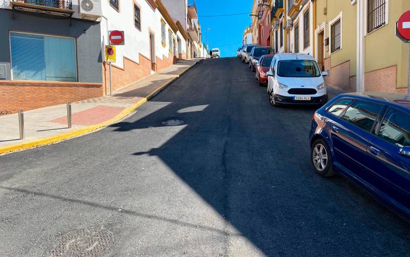 Alcalá inicia el reasfaltado de varias calles e instala pasos de peatones elevados