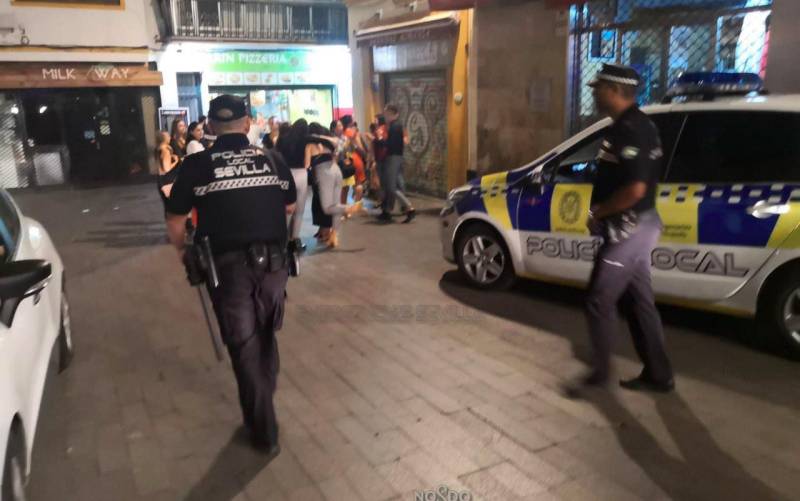 La Policía Local disuelve botellonas en el entorno de la Feria, Lope de Vega y Alameda