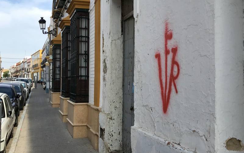 Vox, sobre las pintadas franquistas en Marchena: «Esto pasa cuando jugamos con los muertos»