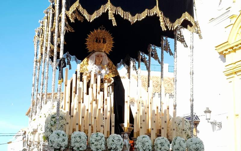La Virgen de los Dolores en su Soledad, titular de la hermandad de la Soledad, en su estación de penitencia el Sábado Santo. / Foto: Francisco J. Domínguez