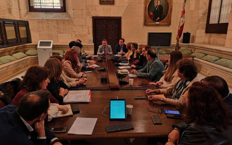 Reunión del alcadel de Sevilla, Juan Espadas, con todos los concejales del gobierno local.