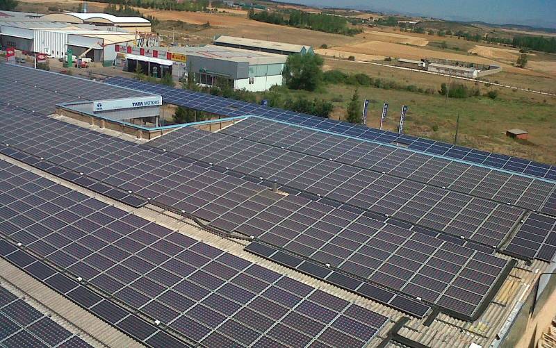 Ejemplo de instalación para autoconsumo fotovoltaico sobre las cubiertas de la sede de una empresa para que se ahorre hasta un 50% en su consumo de electricidad, con el que la compañía sevillana VIGA tiene abierta una oferta de empleo para el crecimiento de su negocio.