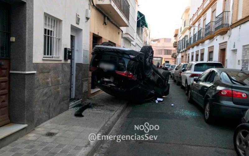 Pierde el control de su coche y vuelca en la calle Sebastián Gómez