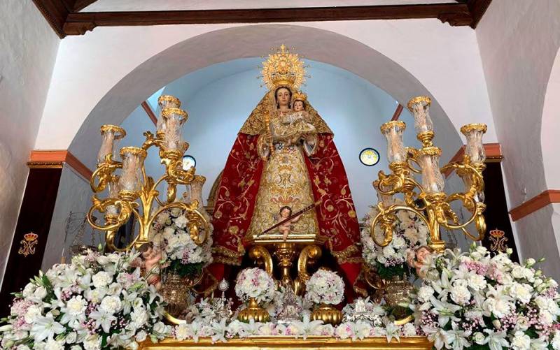 La Virgen del Rosario Coronada, Patrona de Burguillos, entronizada en su paso procesional (Foto: Hermandad del Rosario Coronada de Burguillos).
