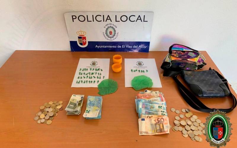 Efectos de droga y dinero intervenido a la joven en El Viso del Alcor. / El Correo