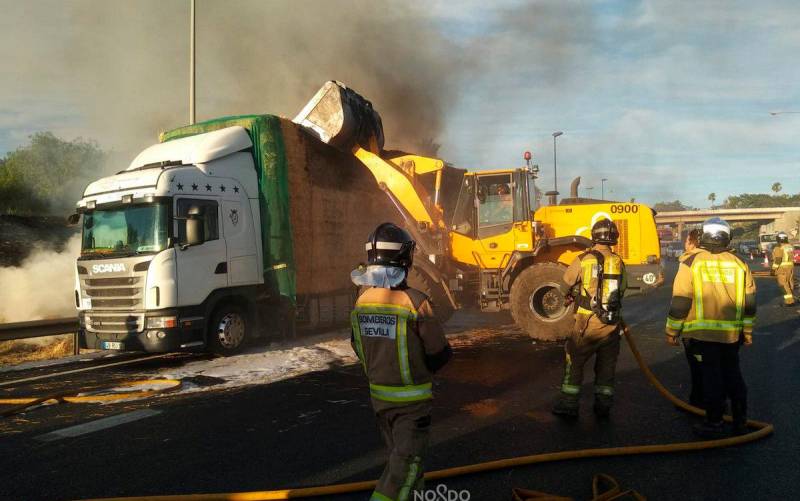 El incendio de un camión de paja en la SE-30 provoca retenciones de 5 kilómetros
