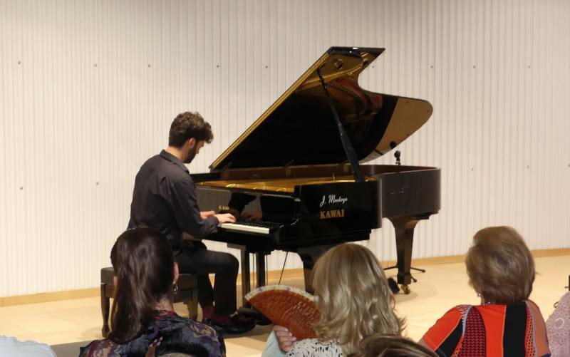 El pianista Pepe Fernández triunfa en su estreno en el Centro cultural de la Casa Surga de Utrera