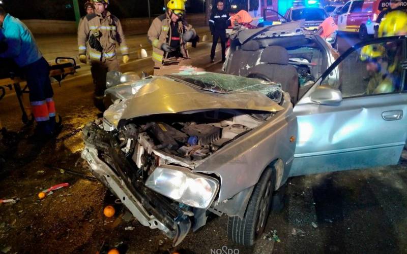 Cinco heridos, dos críticos, en un accidente entre un camión y un turismo en el Paseo de las Delicias