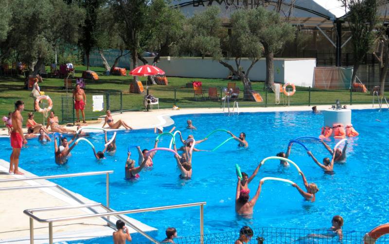Las piscinas hacen deporte a ritmo de Aqua-Gym y Aqua-Zumba