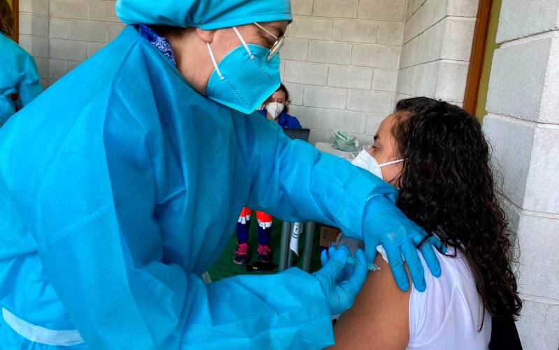 Una mujer recibe una dosis de la vacuna contra el coronavirus en Córdoba.