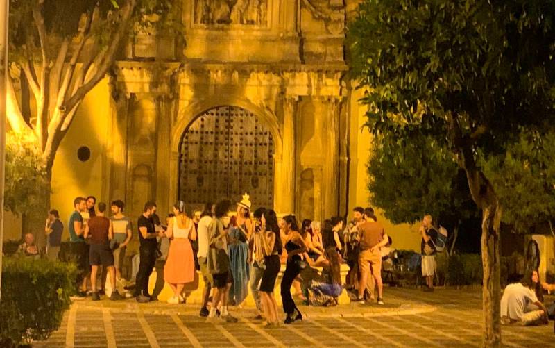 El botellón invade una de las plazas más bonitas de Sevilla