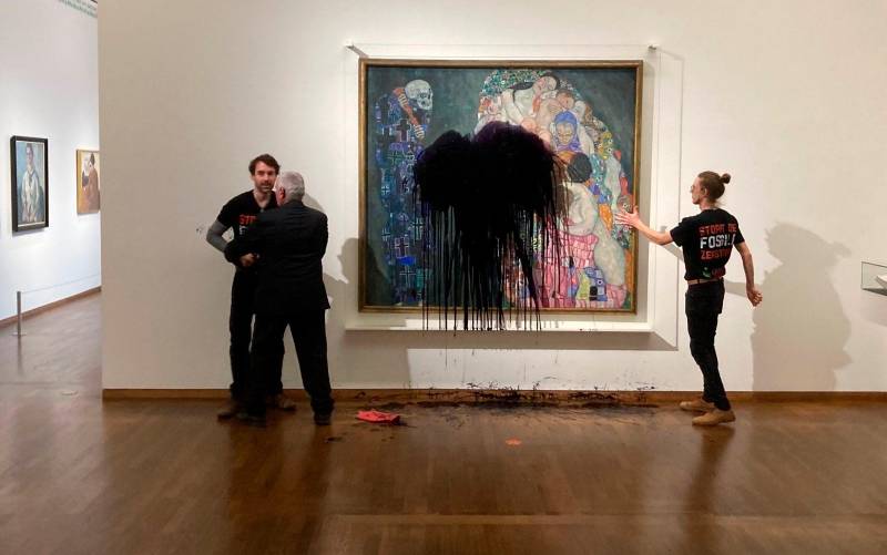 Arrojan petróleo sobre un cuadro de Klimt