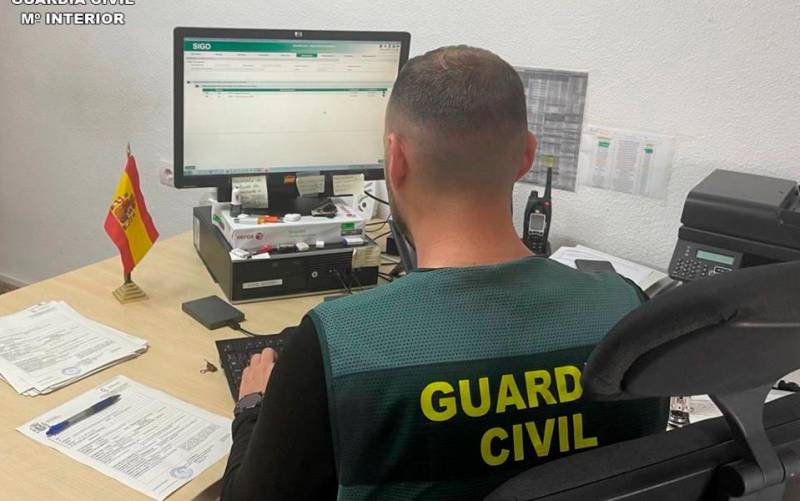 Dos detenidos en A Coruña por presunta extorsión a un vecino de Mairena tras usar una web de citas