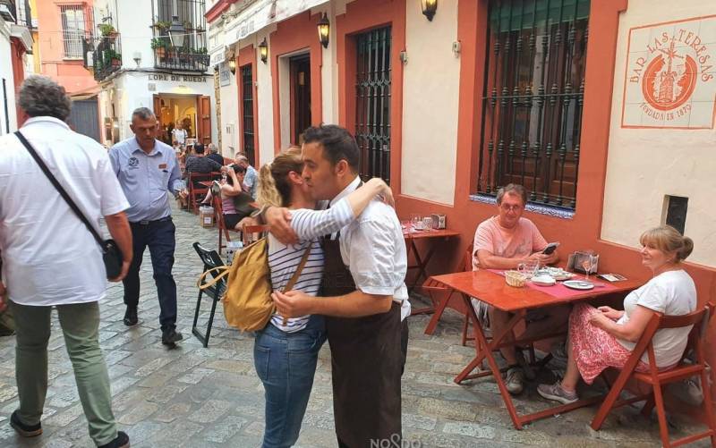 Dos camareros frustran el robo de un bolso a una mujer