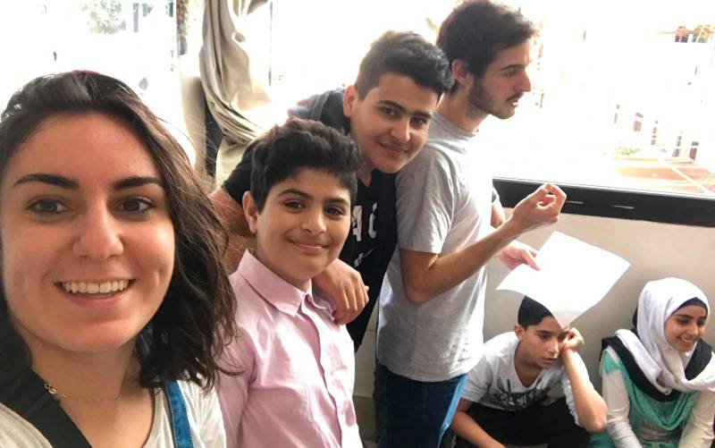 Miriam Agüero, en su periodo más reciente en Beirut, junto al también sevillano Germán Pinto, en la escuela de su ONG 26 Letters educando a niños sirios.