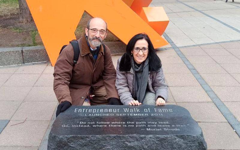 Javier Dávila e Inés Herrero, al frente de la empresa biotecnológica sevillana BioMixing, que tiene abierta una oferta de empleo para incorporar a una persona para la dirección de operaciones.