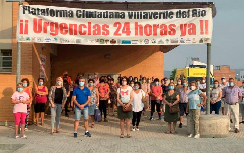 Concentración vecinal de protesta ante el consultorio de Villaverde del Río (Foto: Plataforma vecinal de Villaverde del Río)