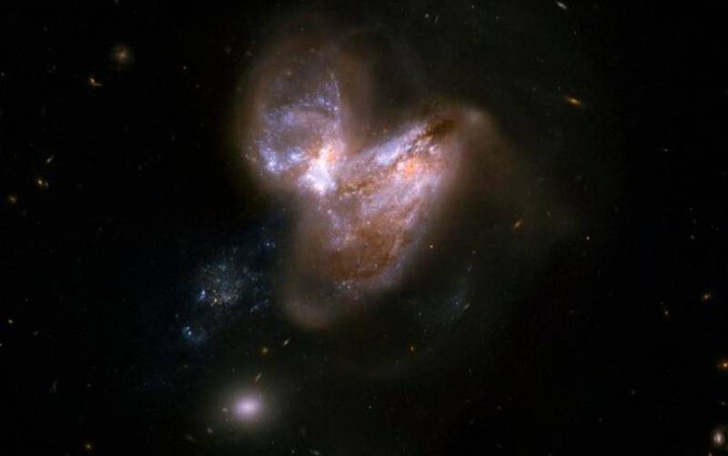 Este sistema está formado por un par de galaxias, denominadas IC 694 y NGC 3690, que pasaron muy cerca hace unos 700 millones de años. 