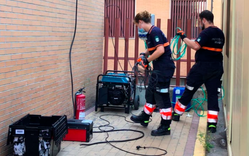 Una actuación de Protección Civil salva la UCI del hospital de Bormujos