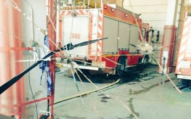 Imagen del impacto de varios proyectiles en un camión de bomberos. / Foto: @SAB_Sevilla