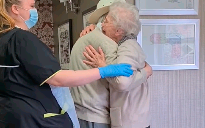 El emotivo reencuentro de una pareja de 89 años tras 8 meses sin verse 
