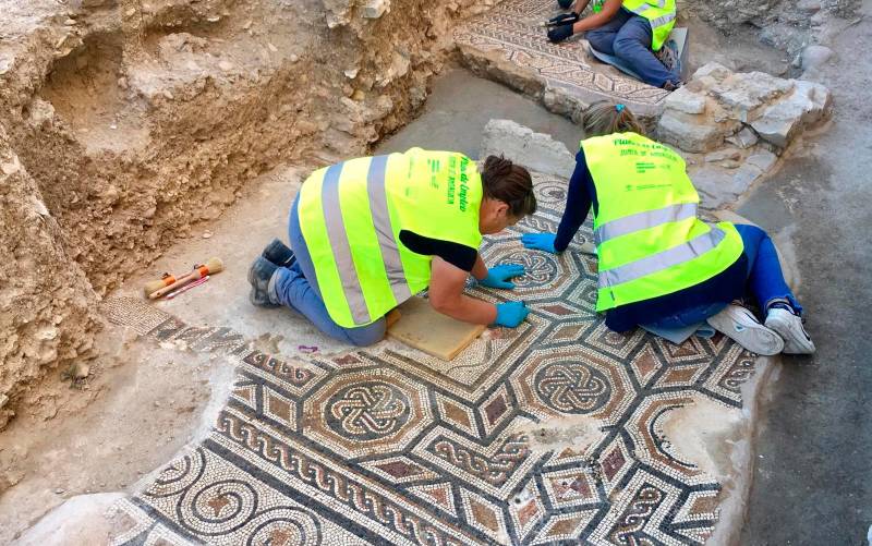 Nuevo mosaico encontrado en Écija. / El Correo