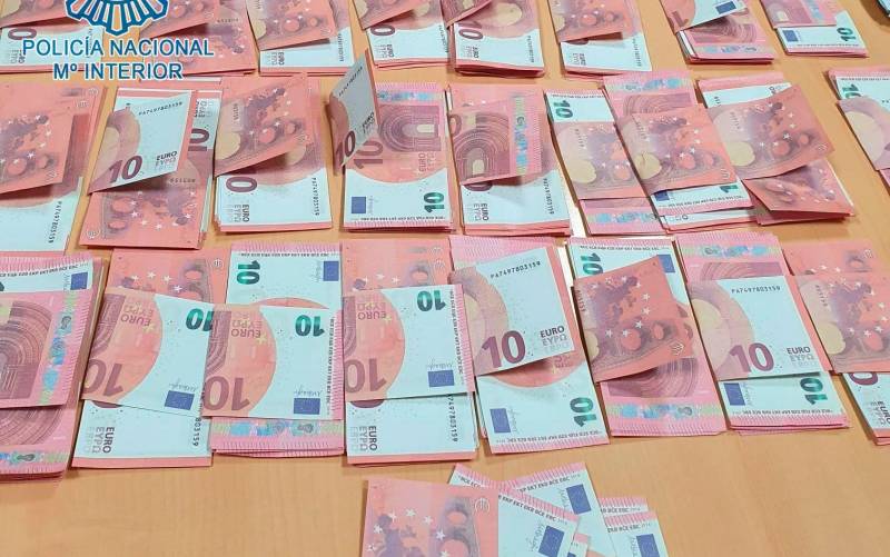 Llama a la Policía por una pelea y queda detenido con 3.000 euros falsos