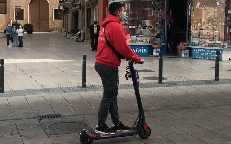 Usuario de patinete en el centro de Zaragoza. / E.P.