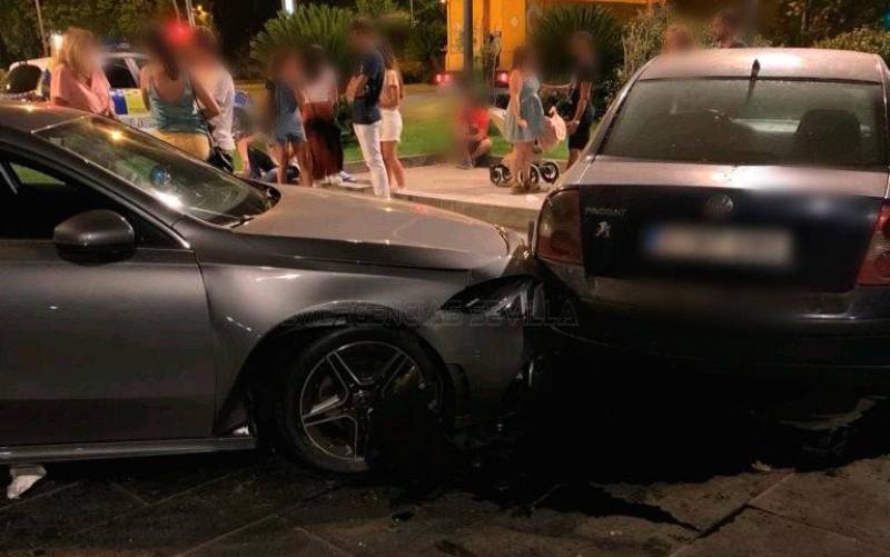 Un menor ebrio coge el coche de su madre y causa un accidente en Sevilla