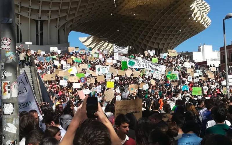 Un momento de la protesta estudiantil en las Setas. Foto: @Iniciativa_SVQ
