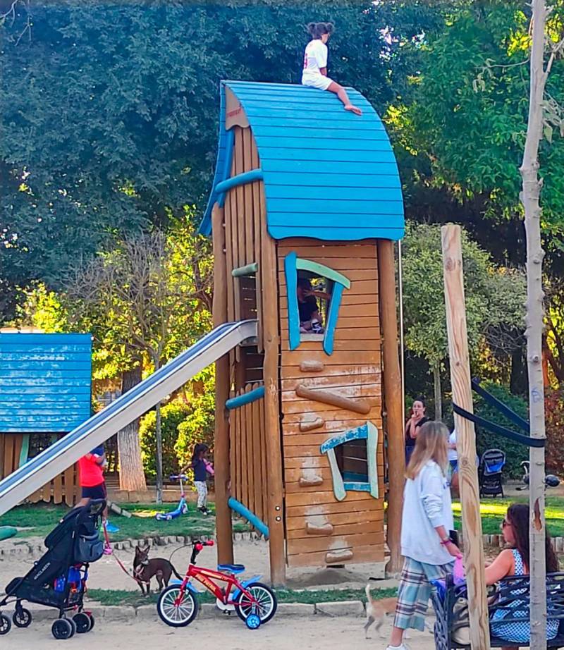 Rescatan a una niña que escaló hasta el techo de un juego en un parque infantil