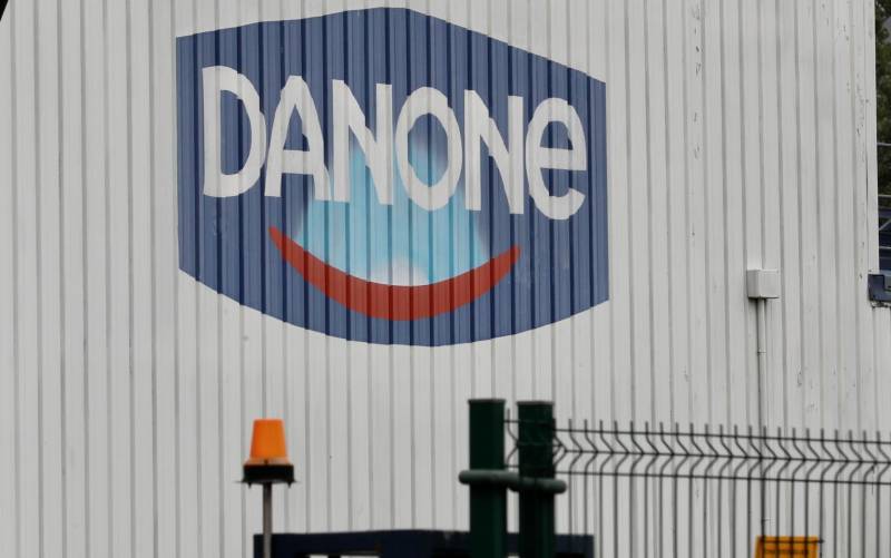 Danone es denunciada ante la Justicia francesa por contaminar con plásticos