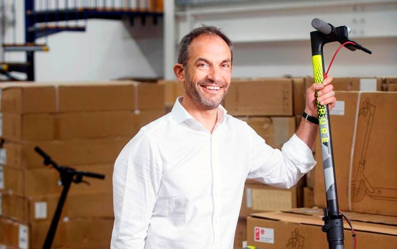 Adam Norris, fundador y CEO de la empresa británica Pure Electric, que va a abrir en Sevilla una tienda de bicicletas eléctricas y patinetes eléctricos, y busca contratar quien la dirija y monte su equipo.